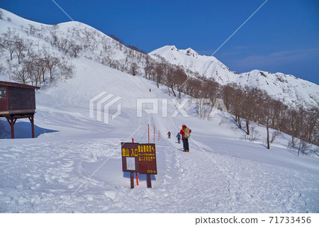 在群馬縣水上町,從天神大平站冬季觀看登山者谷川山和西九代熊。 在群馬縣水上町,從天神大平站冬季觀看登山者谷川山和西九代熊。 71733456