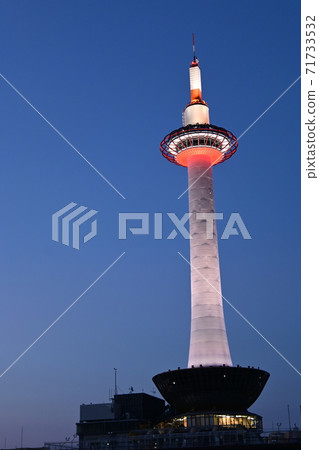 黃昏之後的京都塔 71733532