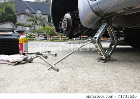 Tire change (jack up) 01 71733620