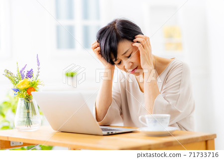 麻煩筆記本電腦中的高級婦女 麻煩筆記本電腦中的高級婦女 71733716