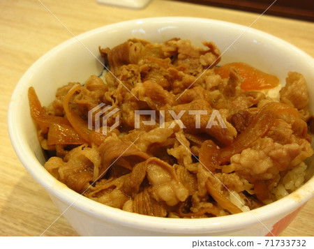 "Gyu-meshi" to eat at a gyudon chain store 71733732