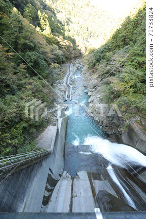 White circle dam White circle dam 71733824