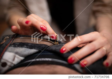 女人的手脫掉男人的褲子 71734706