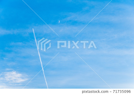 天空和雲彩和飛機 71735096