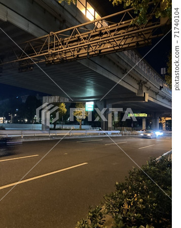 夜晚的高速公路 71740104