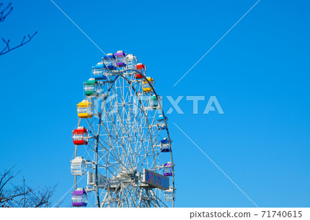 Arakawa Amusement Park's new Ferris wheel and blue sky autumn leaves close-up Arakawa Amusement Park's new Ferris wheel and blue sky autumn leaves close-up 71740615