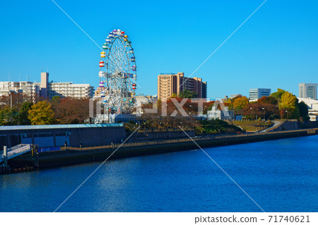 Arakawa Amusement Park's new Ferris wheel and blue sky autumn leaves Arakawa Amusement Park's new Ferris wheel and blue sky autumn leaves 71740621