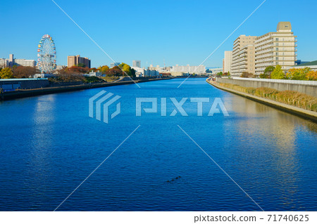 From Arakawa Amusement Park's new Ferris wheel and blue sky autumn leaves Odaibashi From Arakawa Amusement Park's new Ferris wheel and blue sky autumn leaves Odaibashi 71740625