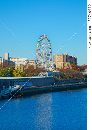 荒川遊樂園的新摩天輪和藍天秋葉 荒川遊樂園的新摩天輪和藍天秋葉 71740630