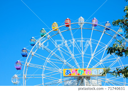 荒川遊樂園的新摩天輪和藍天秋葉特寫 荒川遊樂園的新摩天輪和藍天秋葉特寫 71740631
