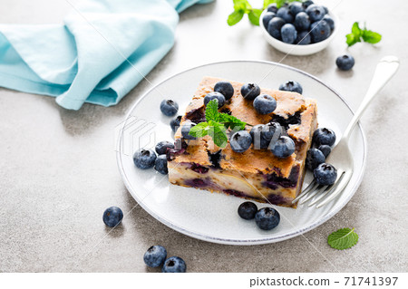 Blueberry and pear pie with fresh berries 71741397