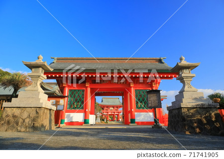 [Miyazaki Prefecture] Udo Shrine (Jinmon) under clear skies 71741905