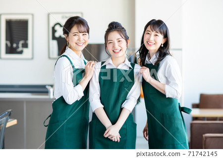 Young female clerk in a cafe 71742145