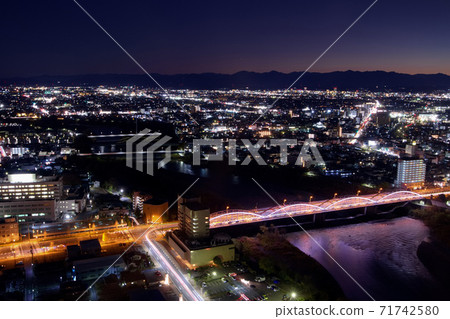 從群馬縣政府大樓看前橋市的夜景 71742580