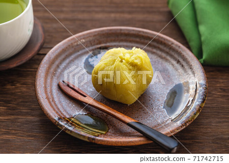 Sweet potato chakin squeezing 71742715