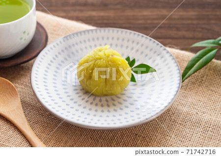 Sweet potato chakin squeezing 71742716