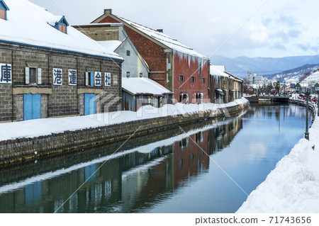 北海道小樽市黃昏的小樽運河 北海道小樽市黃昏的小樽運河 71743656