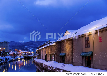 北海道小樽市黃昏的小樽運河 北海道小樽市黃昏的小樽運河 71743657