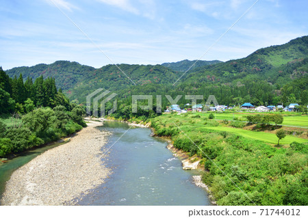 Scenery of each station and its surroundings from Tadami Station on the Tadami Line to Aizu-Kawaguchi Station 71744012