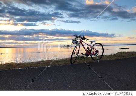 霞浦在早晨的陽光和運動自行車上閃耀 霞浦在早晨的陽光和運動自行車上閃耀 71745032
