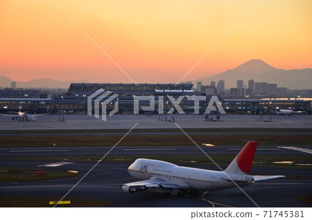 JAL's B747-400 heading for Runway A with Mt. Fuji floating in the setting sun JAL's B747-400 heading for Runway A with Mt. Fuji floating in the setting sun 71745381
