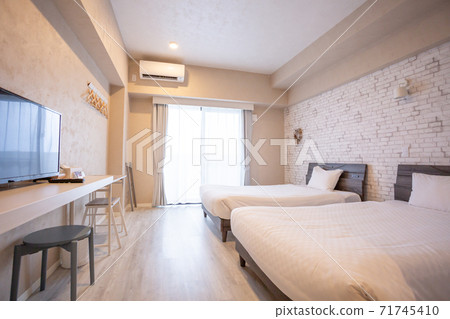 每周大廈酒店客房，內部簡單 71745410