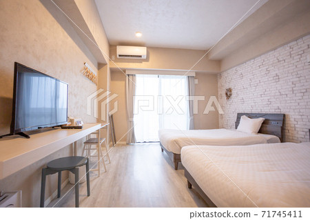 每周大廈酒店客房，內部簡單 71745411