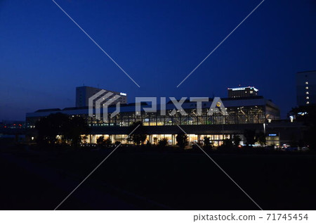 晚上的旭川站也顯示了停下來的火車 71745454