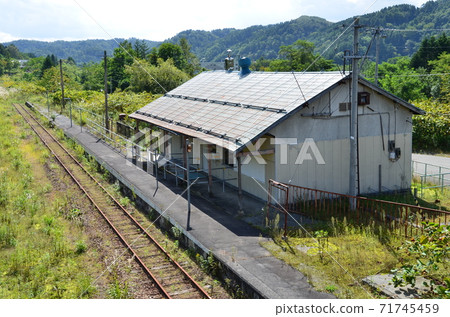 Former "Shikanotani" station platform and station building about one and a half years after its abolition Former "Shikanotani" station platform and station building about one and a half years after its abolition 71745459
