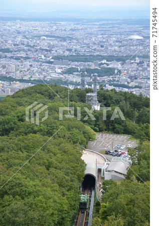 從纜車到山頂的“森su車”和札幌市區。 71745494