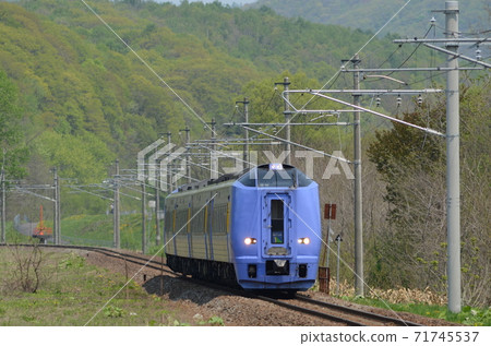 Limited express "Super Soya" running through the fresh green suburbs of Asahikawa Limited express "Super Soya" running through the fresh green suburbs of Asahikawa 71745537