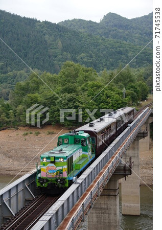 "Autumn Minamifurano Norokko", the final year of operation across Lake Kanayama "Autumn Minamifurano Norokko", the final year of operation across Lake Kanayama 71745538