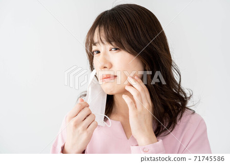 患有口罩引起的皮膚問題的年輕女子 71745586