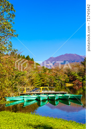 Autumn leaves of Hakuun no Ike [Unzen City, Nagasaki Prefecture] 71745642
