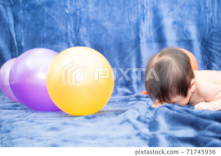 Sleepy baby 71745936