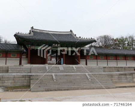 Korean old architecture, scenery in autumn 71746164