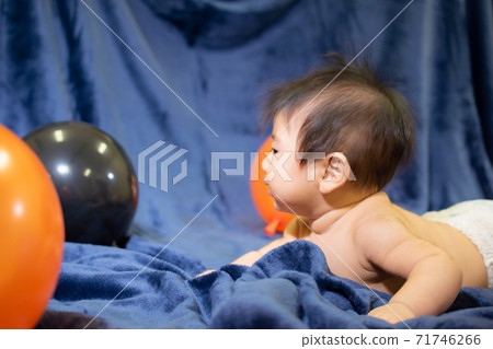 側身嬰兒 71746266