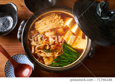 kimchi hot pot  71746286