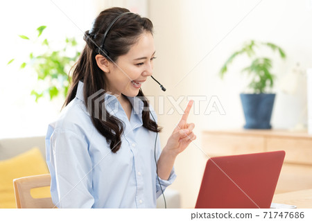 進行視頻通話的女人 71747686