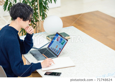 在辦公室工作的人 在辦公室工作的人 71748624