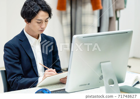 男人在辦公室做筆記 71748627