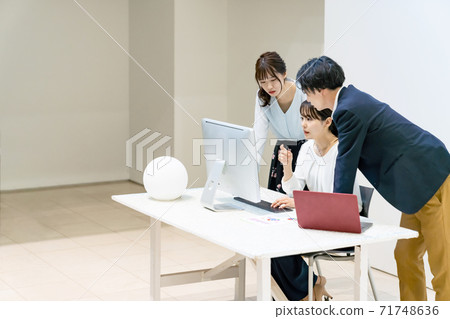 People meeting in the office Business group People meeting in the office Business group 71748636