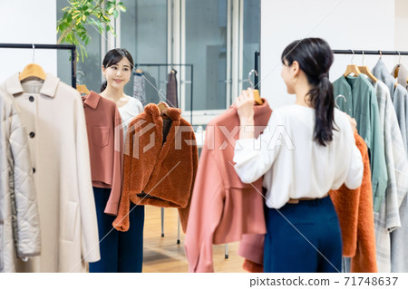 A woman choosing clothes 71748637