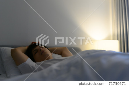 男性肖像 71750671