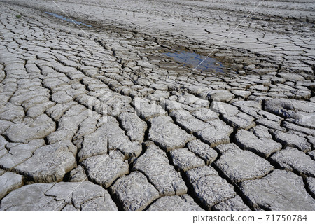 The cracked ground 71750784