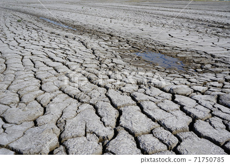 The cracked ground 71750785