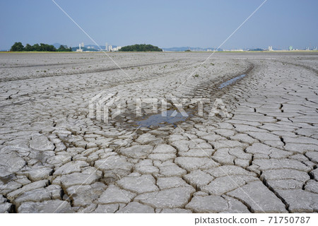 破裂的地面 71750787
