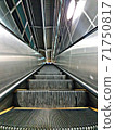 escalator 71750817