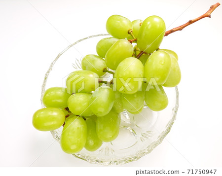 Shine Muscat grapes grapes 71750947