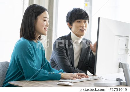 休閒商務形像看電腦屏幕的年輕男人和女人 71751049